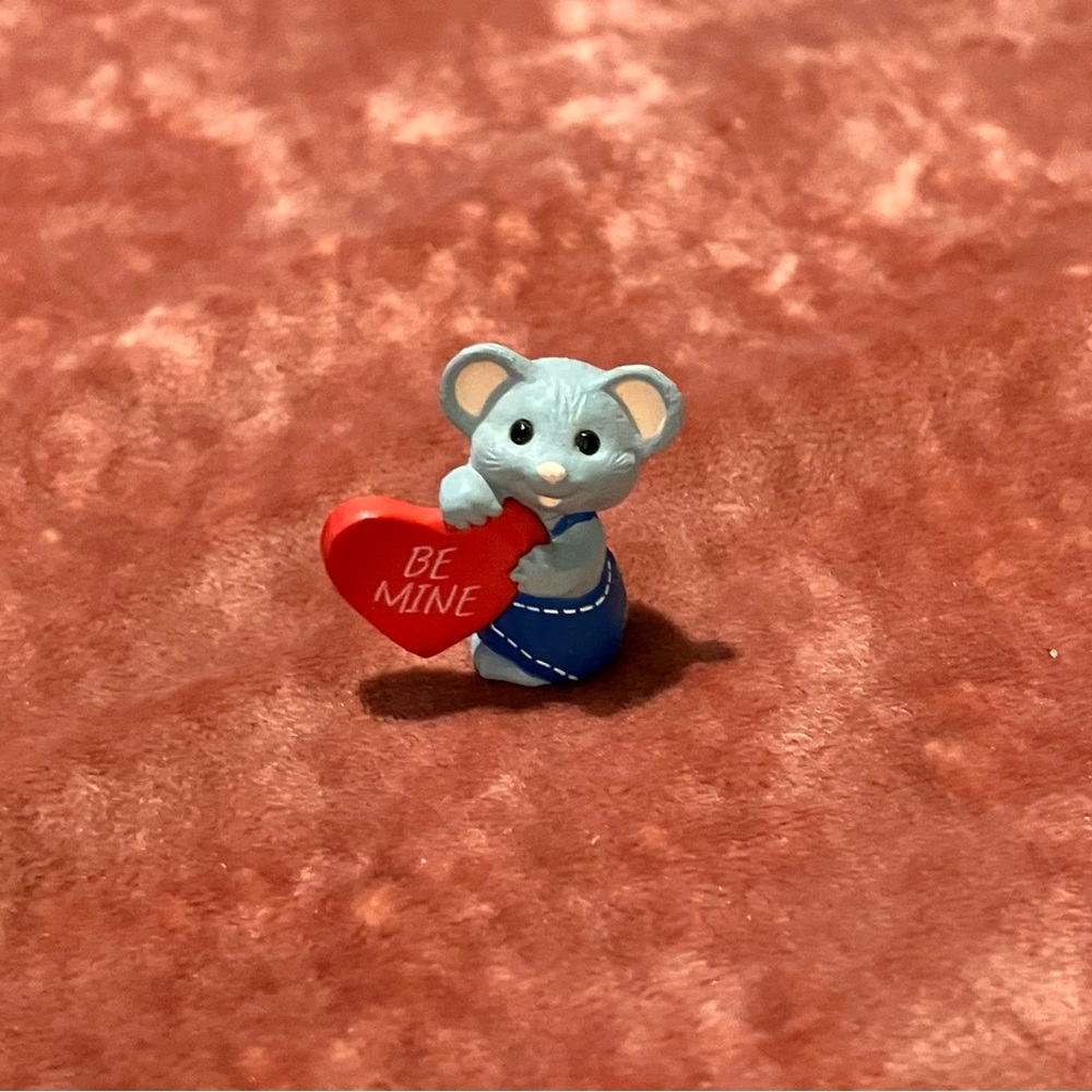 Hallmark Collectible Merry Miniature 1989 Mouse with Heart